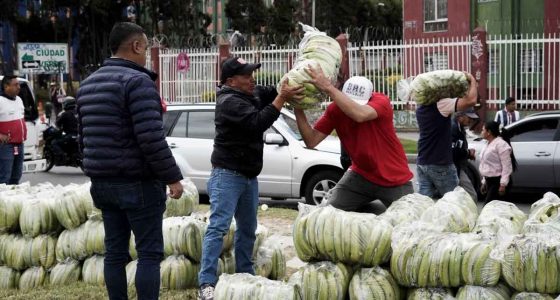 Funcionarios de la Alcaldía de Soacha realizando operativos de recuperación del espacio público.