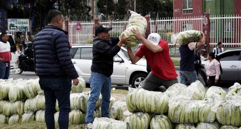 Funcionarios de la Alcaldía de Soacha realizando operativos de recuperación del espacio público.