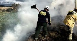 Cuerpos de socorro atendiendo un incendio de cobertura vegetal en Soacha.