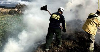 Cuerpos de socorro atendiendo un incendio de cobertura vegetal en Soacha.