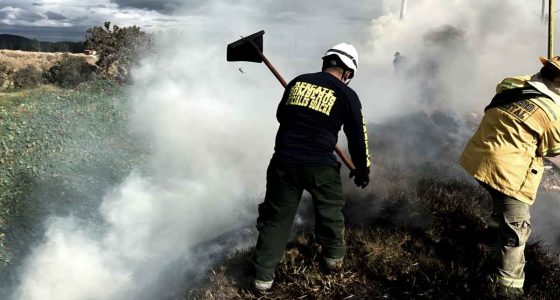 Cuerpos de socorro atendiendo un incendio de cobertura vegetal en Soacha.