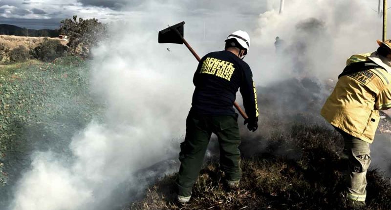 Cuerpos de socorro atendiendo un incendio de cobertura vegetal en Soacha.