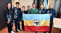 Deportistas de Cundinamarca recibiendo la bandera del departamento antes de su viaje a Santo Domingo.