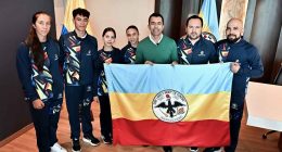 Deportistas de Cundinamarca recibiendo la bandera del departamento antes de su viaje a Santo Domingo.