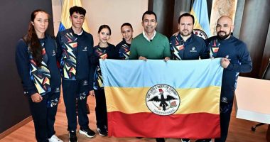 Deportistas de Cundinamarca recibiendo la bandera del departamento antes de su viaje a Santo Domingo.