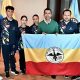 Deportistas de Cundinamarca recibiendo la bandera del departamento antes de su viaje a Santo Domingo.
