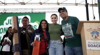 Líderes comunales y autoridades locales durante la entrega de dotaciones e infraestructura productiva en Soacha.