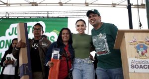 Líderes comunales y autoridades locales durante la entrega de dotaciones e infraestructura productiva en Soacha.