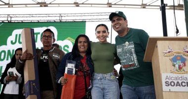 Líderes comunales y autoridades locales durante la entrega de dotaciones e infraestructura productiva en Soacha.