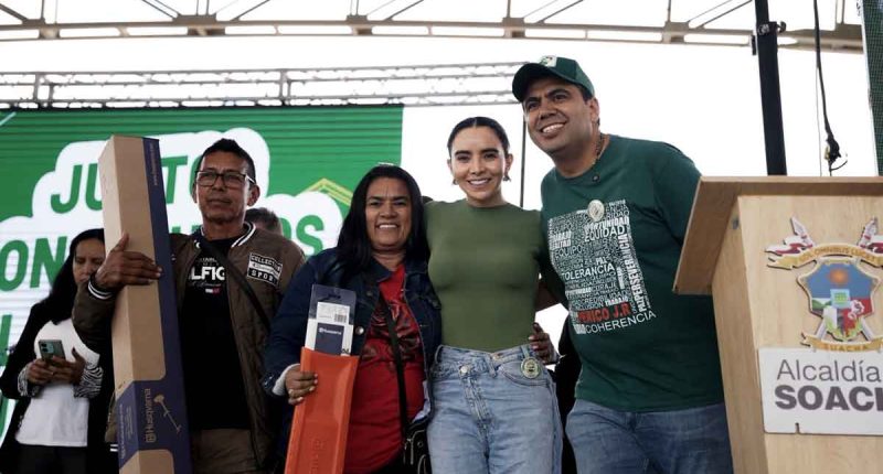 Líderes comunales y autoridades locales durante la entrega de dotaciones e infraestructura productiva en Soacha.