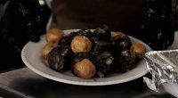 Platos típicos de Soacha, incluyendo la tradicional morcilla, durante el festival gastronómico en el parque principal.