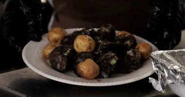 Platos típicos de Soacha, incluyendo la tradicional morcilla, durante el festival gastronómico en el parque principal.