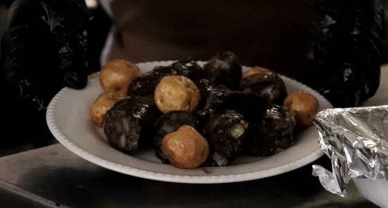 Platos típicos de Soacha, incluyendo la tradicional morcilla, durante el festival gastronómico en el parque principal.