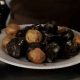 Platos típicos de Soacha, incluyendo la tradicional morcilla, durante el festival gastronómico en el parque principal.