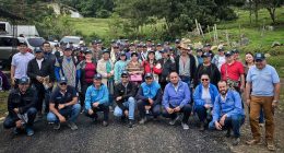 Profesionales de la Secretaría del Agrocampesinado atendiendo a familias campesinas en Junín.