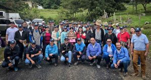 Profesionales de la Secretaría del Agrocampesinado atendiendo a familias campesinas en Junín.