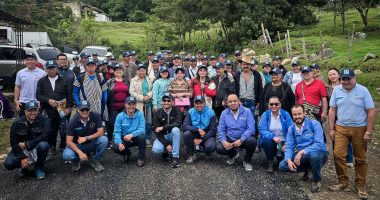 Profesionales de la Secretaría del Agrocampesinado atendiendo a familias campesinas en Junín.