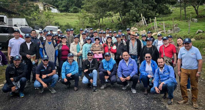 Profesionales de la Secretaría del Agrocampesinado atendiendo a familias campesinas en Junín.