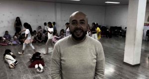 Jóvenes y niños participando en clases de música y artes plásticas en la Escuela de Formación Artística de Soacha.