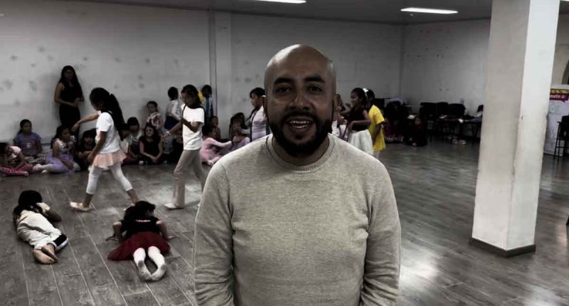 Jóvenes y niños participando en clases de música y artes plásticas en la Escuela de Formación Artística de Soacha.