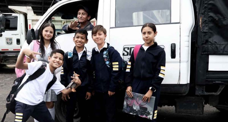 Estudiantes cundinamarqueses beneficiarios del programa de transporte escolar departamental.