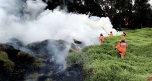 Equipos de emergencia de Soacha realizando labores de vigilancia en áreas de vegetación.