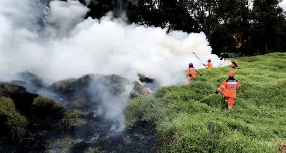 Equipos de emergencia de Soacha realizando labores de vigilancia en áreas de vegetación.