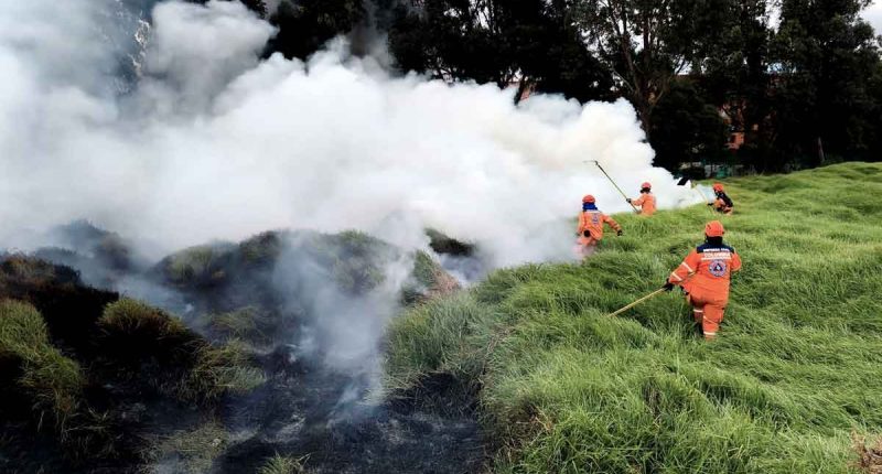 Equipos de emergencia de Soacha realizando labores de vigilancia en áreas de vegetación.