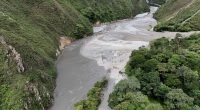 Personal técnico de la UAEGRD realizando monitoreo en el punto de confluencia del río Negro y la quebrada Estaquecá.