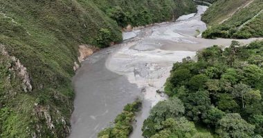 Personal técnico de la UAEGRD realizando monitoreo en el punto de confluencia del río Negro y la quebrada Estaquecá.