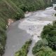 Personal técnico de la UAEGRD realizando monitoreo en el punto de confluencia del río Negro y la quebrada Estaquecá.