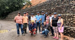 Estructuras de gaviones y revegetalización en los taludes intervenidos en el sector de río Gazamumo, Medina.
