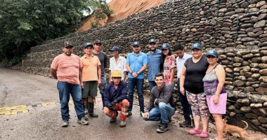 Estructuras de gaviones y revegetalización en los taludes intervenidos en el sector de río Gazamumo, Medina.