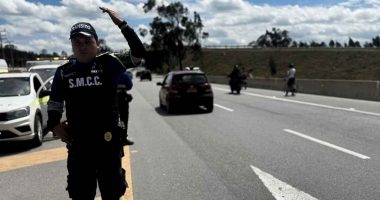 Vehículos transitando por la vía Anapoima-Mosquera bajo el acompañamiento de la Policía de Tránsito.