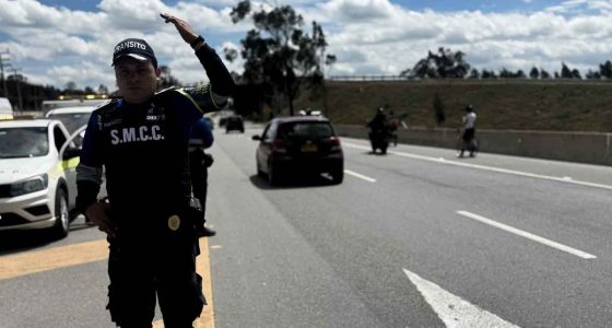 Vehículos transitando por la vía Anapoima-Mosquera bajo el acompañamiento de la Policía de Tránsito.