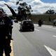 Vehículos transitando por la vía Anapoima-Mosquera bajo el acompañamiento de la Policía de Tránsito.