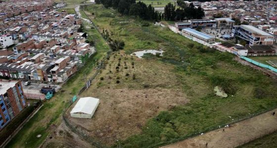 Vista aérea del Humedal Santa Ana tras la recuperación de su espejo de agua y cerramiento.