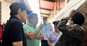 Mesa de diálogo entre funcionarios de la Gobernación de Cundinamarca y la comunidad educativa de la sede rural Papatas en Topaipí.