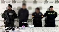 Uniformados de la Policía de Soacha realizando operativo de allanamiento e incautación de estupefacientes en un conjunto residencial.