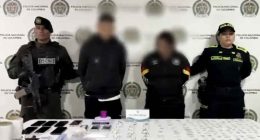 Uniformados de la Policía de Soacha realizando operativo de allanamiento e incautación de estupefacientes en un conjunto residencial.