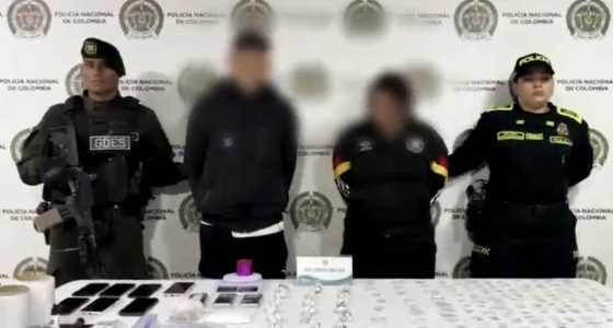 Uniformados de la Policía de Soacha realizando operativo de allanamiento e incautación de estupefacientes en un conjunto residencial.