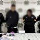 Uniformados de la Policía de Soacha realizando operativo de allanamiento e incautación de estupefacientes en un conjunto residencial.