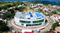 Inauguración y fachada del nuevo Centro de Salud de Anapoima, Cundinamarca, dotado con modernas instalaciones médicas.