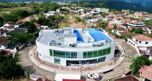 Inauguración y fachada del nuevo Centro de Salud de Anapoima, Cundinamarca, dotado con modernas instalaciones médicas.