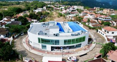 Inauguración y fachada del nuevo Centro de Salud de Anapoima, Cundinamarca, dotado con modernas instalaciones médicas.