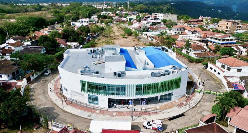 Inauguración y fachada del nuevo Centro de Salud de Anapoima, Cundinamarca, dotado con modernas instalaciones médicas.