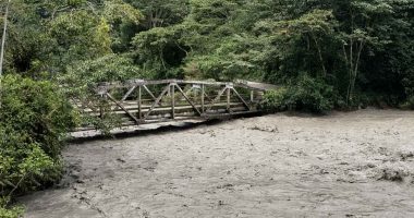 Evaluación técnica y trabajos de maquinaria en el sector del Puente Ocal ante el aumento de caudal en Guayabetal.