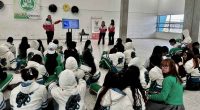 Estudiantes participando en la actividad lúdica de cultura tributaria organizada por la Alcaldía de Soacha en una institución educativa.