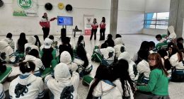 Estudiantes participando en la actividad lúdica de cultura tributaria organizada por la Alcaldía de Soacha en una institución educativa.