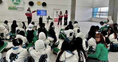 Estudiantes participando en la actividad lúdica de cultura tributaria organizada por la Alcaldía de Soacha en una institución educativa.